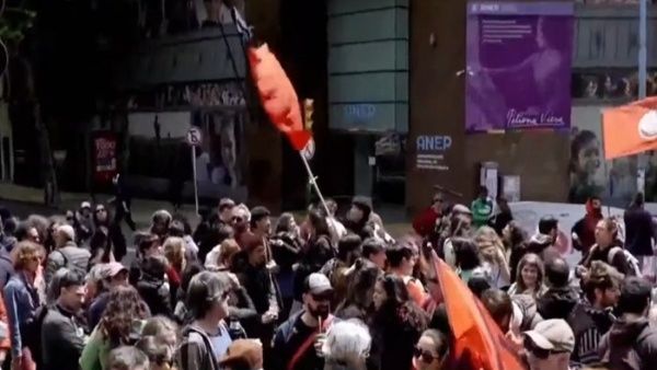 Uruguayan teachers end strike against education reform