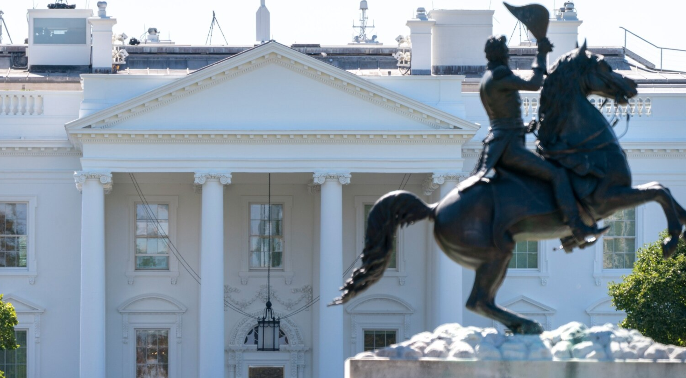 Manifestantes exigen a Biden protecciones laborales para inmigrantes en marcha hacia la Casa Blanca