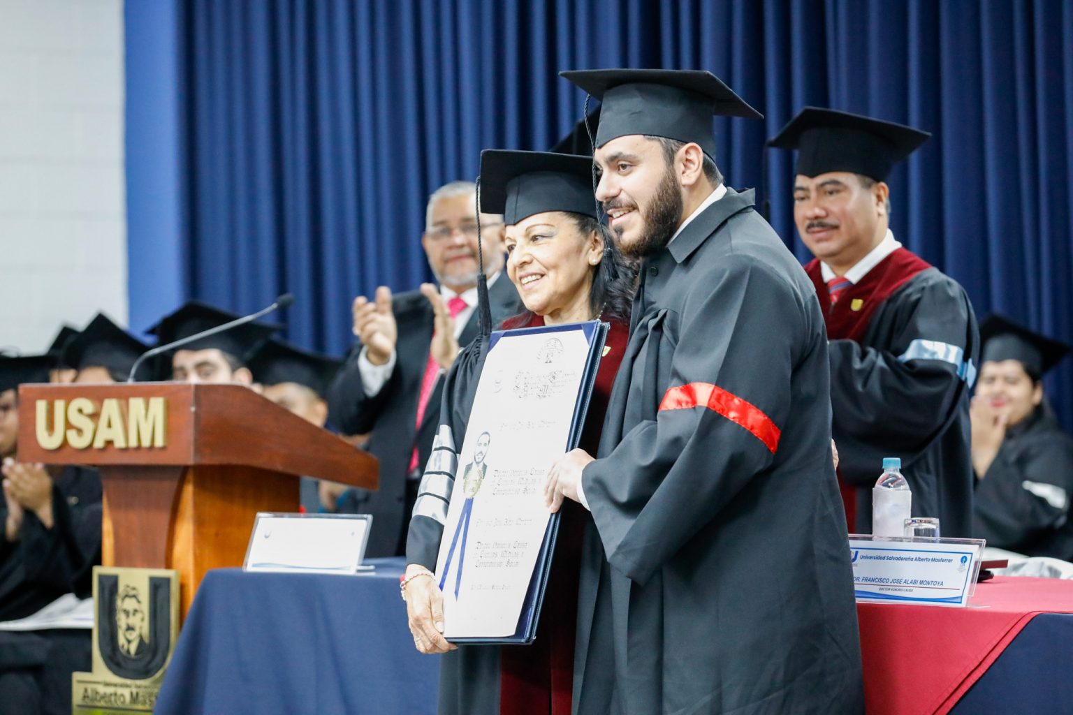 Ministro de Salud de El Salvador recibe Doctorado Honoris Causa por su destacada trayectoria en ciencias médicas y compromiso social