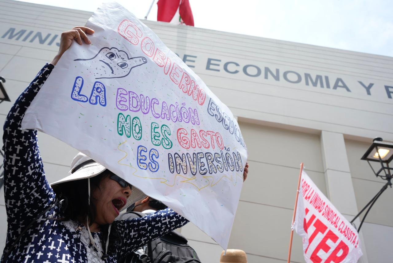 Les syndicats de l'éducation et de la santé revendiquent leurs droits au Pérou