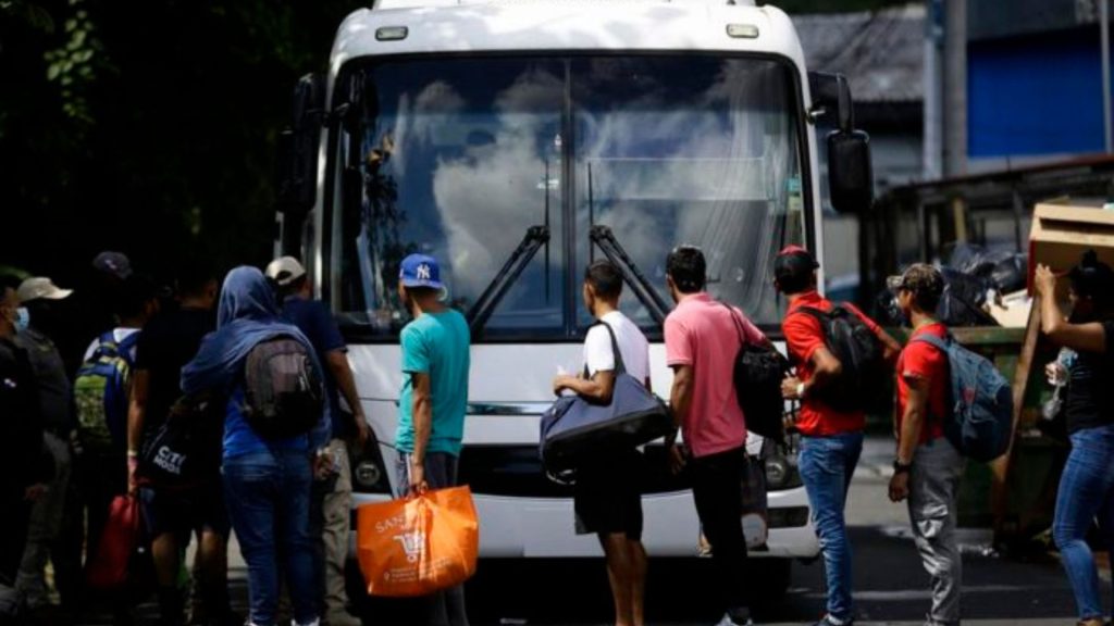 Uso de autobuses por Centroamérica para transportar migrantes genera preocupación en la administración Biden