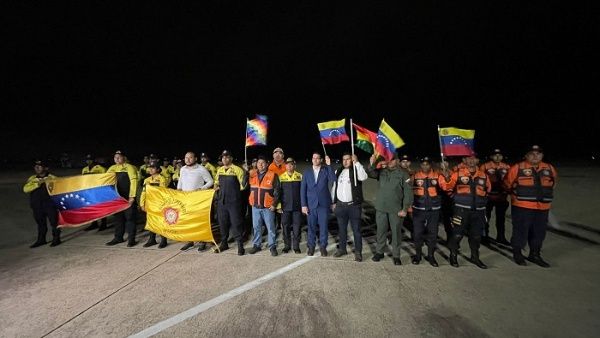 Firefighters from Venezuela and France fight several fires in Bolivia
