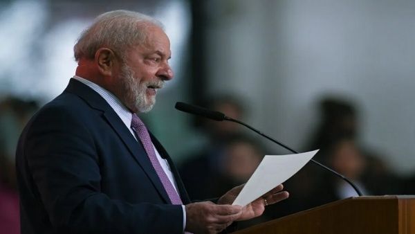 Lula asks Argentines to vote for a president who likes democracy