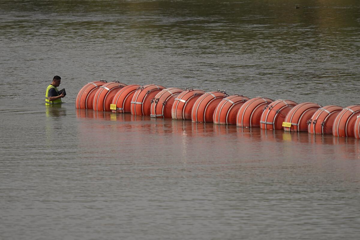 Nueve migrantes fallecen tras instalación de barrera marítima en el río Bravo