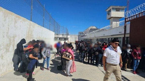 Rescatan a 123 migrantes hacinados en un tráiler en Matehuala, San Luis Potosí