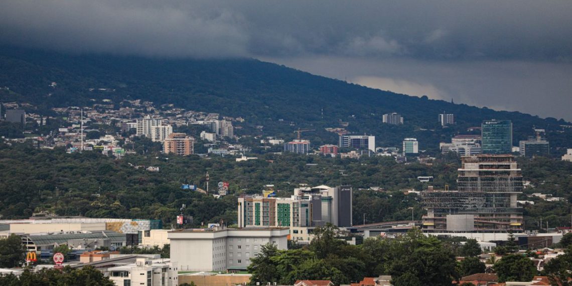 Tormenta Tropical Pilar se aleja de Centroamérica, pero El Salvador permanece bajo influencia climática