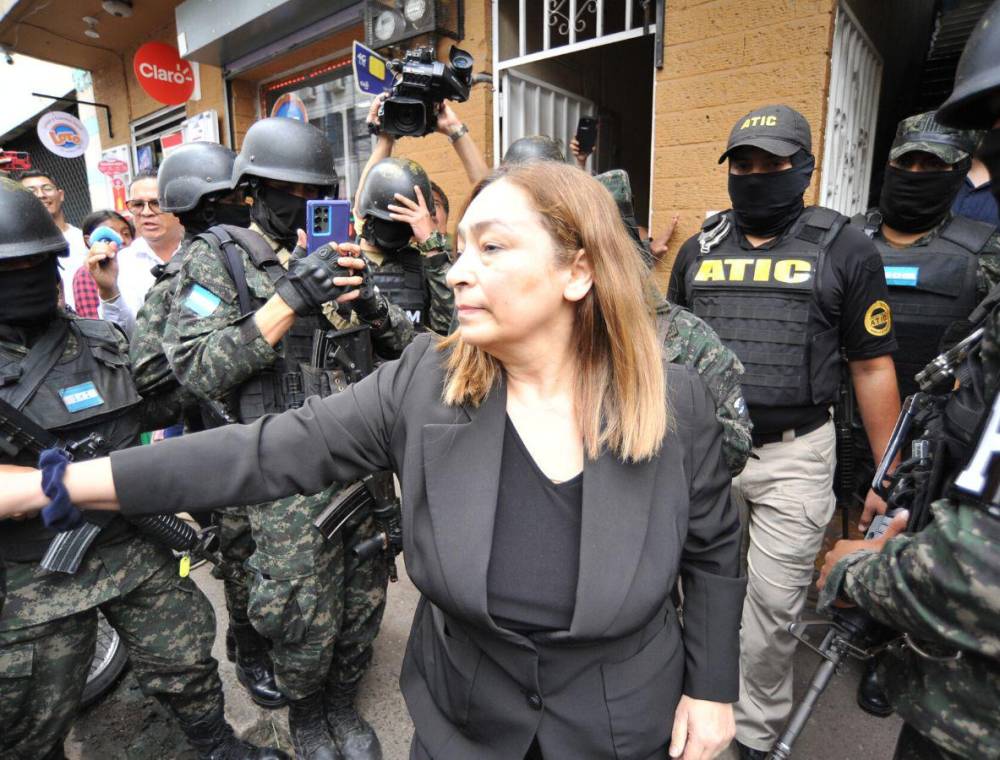 Exministra de Finanzas de Honduras se entrega a la Policía Militar por acusaciones de fraude