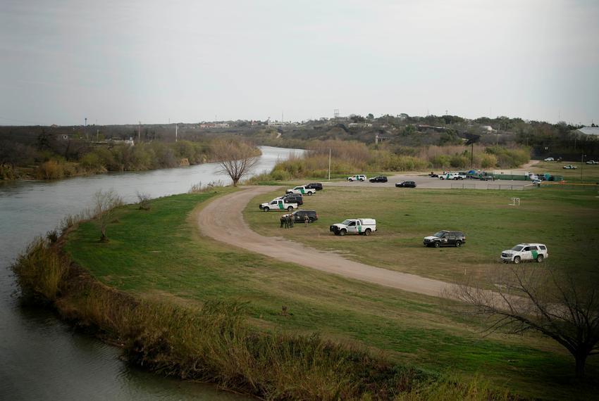 EE.UU. refuerza la prevención de muertes de migrantes en la frontera con torres de rescate en Texas